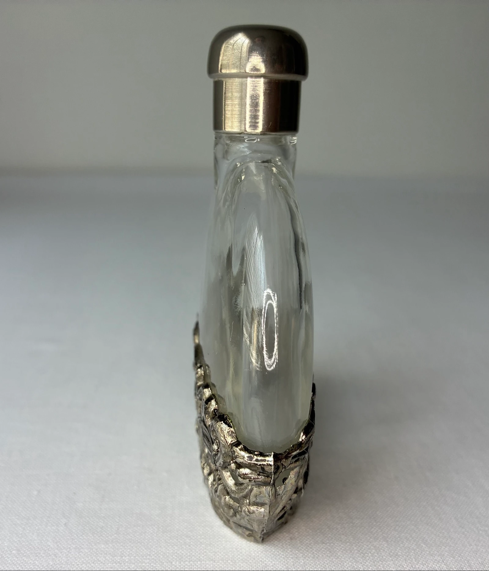 Sierlijk vintage parfumflesje met bloemendetails – photo 4